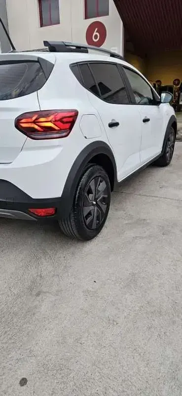 Usado Dacia Sandero Expression 101 CV (74 kW) 2024 Blanco Utilitario