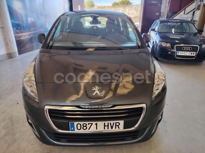 Usado Peugeot 5008 Allure 115 CV (84 kW) 2014 Gris / plata Monovolumen