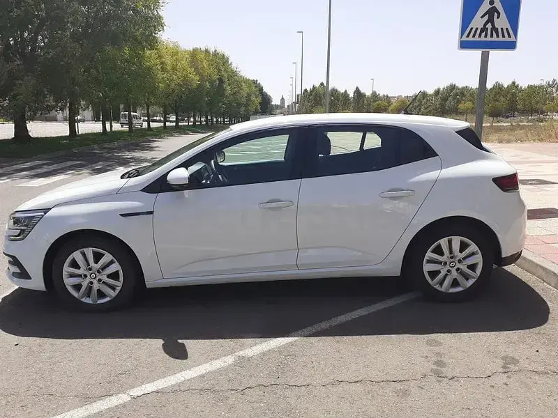 Usado Renault Mégane II Intens 115 CV (84 kW) 2021 Blanco Berlina