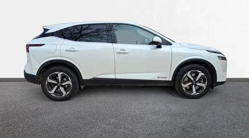 Usado Nissan Qashqai N-Connecta 190 CV (139 kW) 2023 Lunar white con techo midnight SUV
