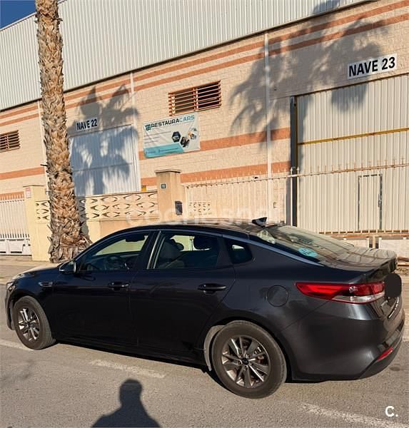 Usado Kia Optima GT-Line 141 CV (103 kW) 2018 Gris / plata Berlina