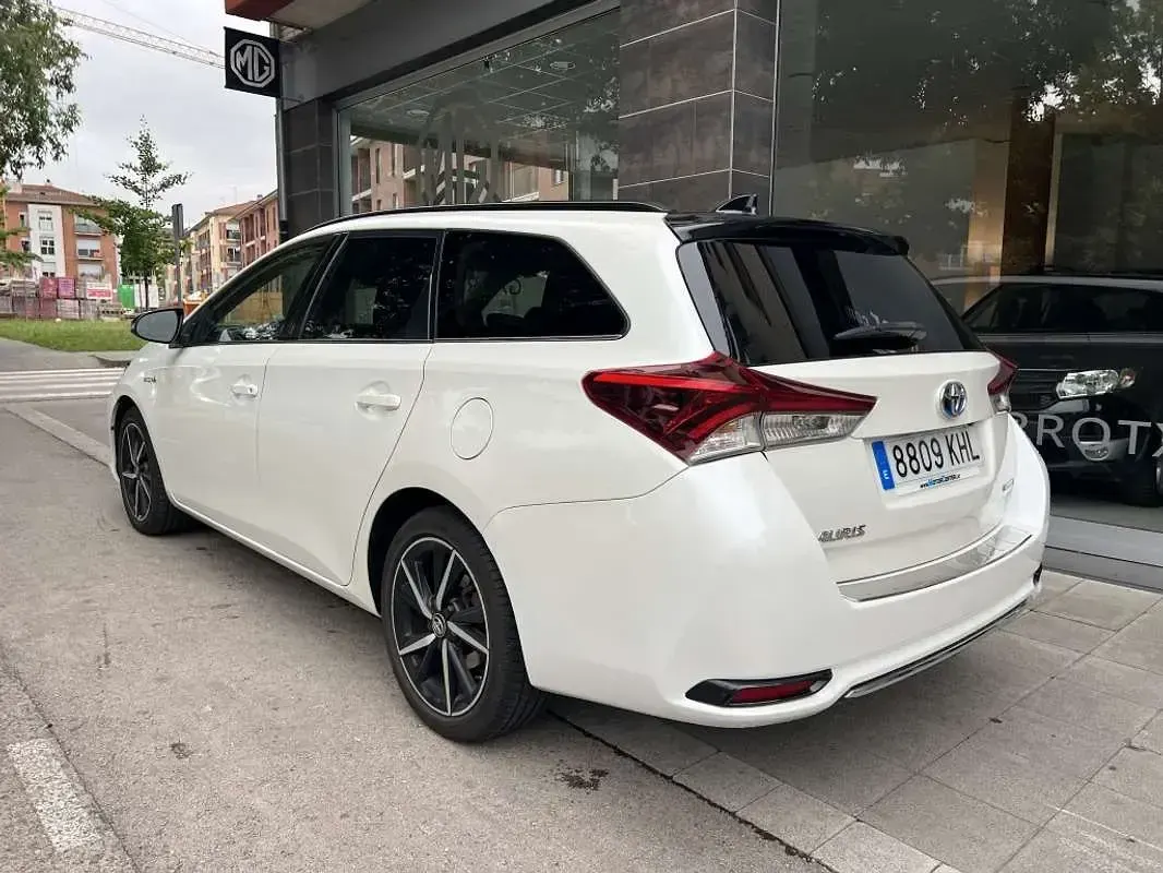 Usado Toyota Auris Touring Sports Edition 136 CV (100 kW) 2018 Blanco Familiar