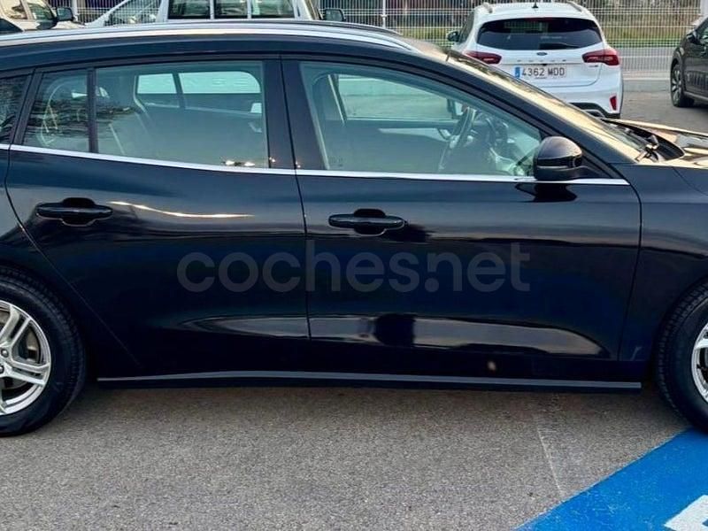 Usado Ford Focus Trend 125 CV (91 kW) 2020 Negro Familiar