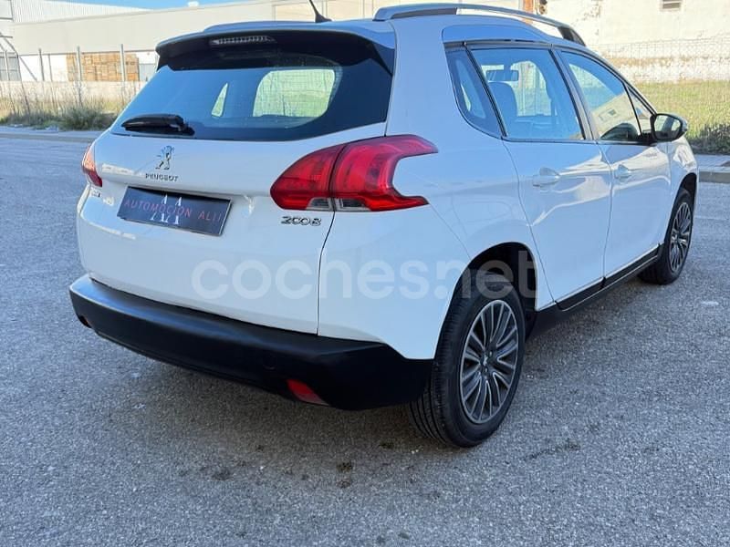 Usado Peugeot 2008 Allure 100 CV (73 kW) 2015 Blanco SUV
