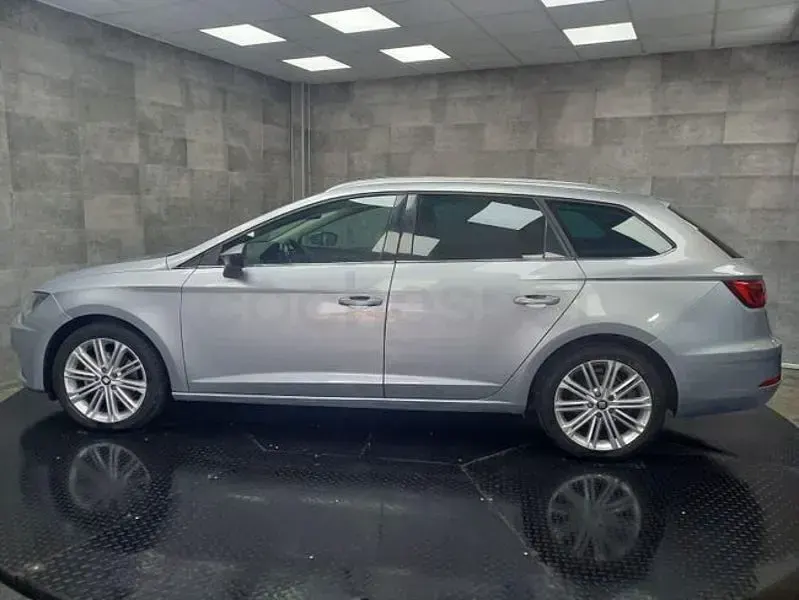 Usado Seat Leon XCELLENCE 130 CV (95 kW) 2021 Gris / plata Familiar