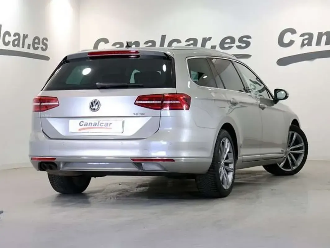 Usado VW Passat Sport 190 CV (139 kW) 2017 Gris Familiar