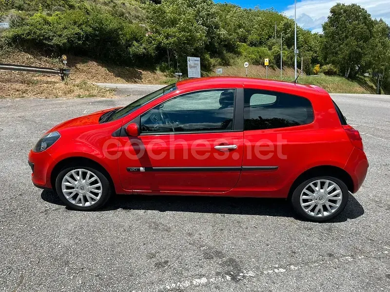 Usado Renault Clio II Dynamique 85 CV (62 kW) 2006 Rojo Berlina