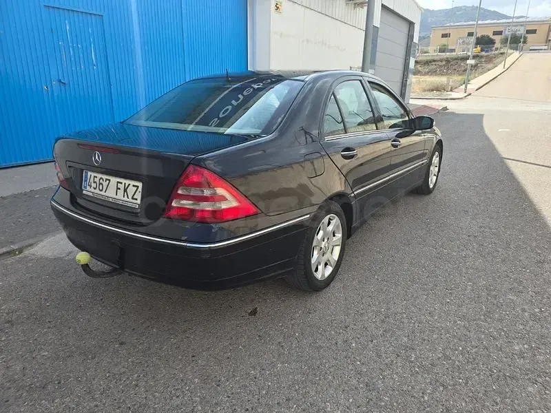 Usado Mercedes C220 Elegance 150 CV (110 kW) 2004 Negro Berlina