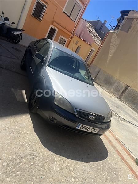 Usado Ford Mondeo Trend 130 CV (95 kW) 2003 Gris / plata Berlina