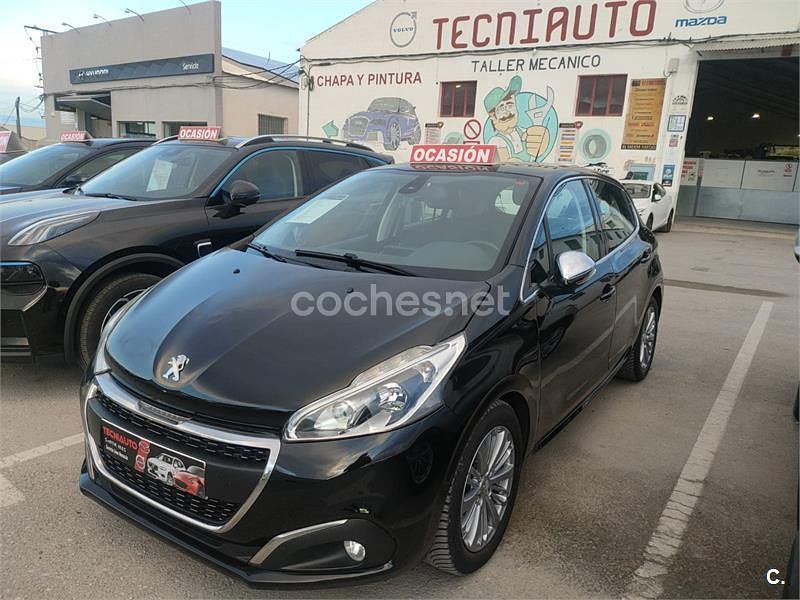 Negro Usado 2015 Peugeot 208 Active Utilitario | 9475 € (Caro) - Imagen 1/4