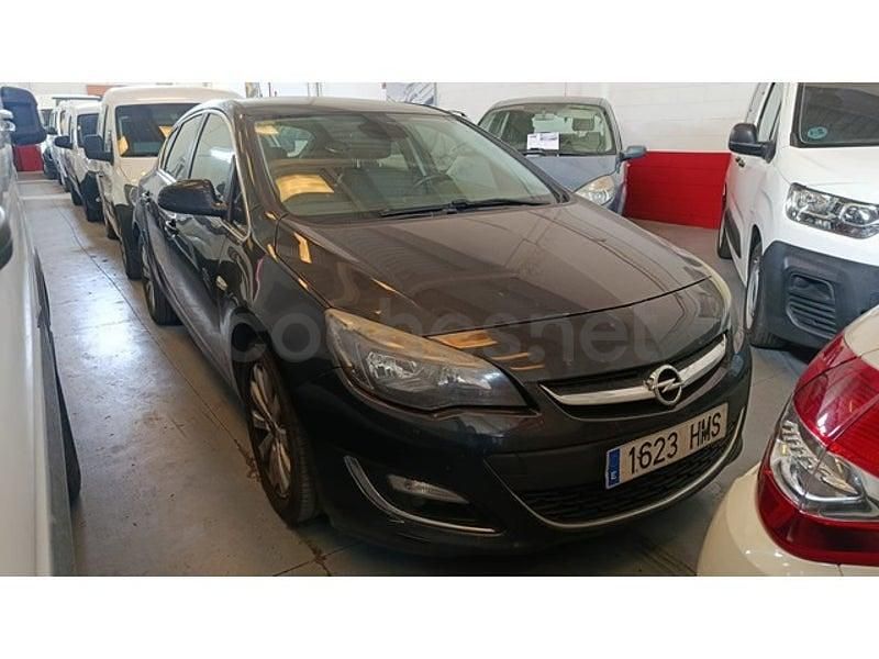 Używany Opel Astra Excellence 130 KM (95 kW) 2012 Czarny Sedan/Limuzyna