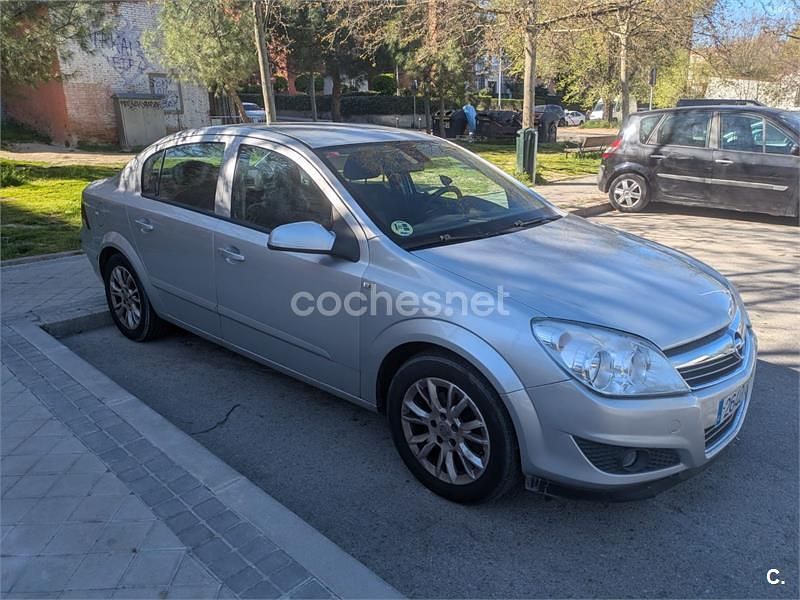 Begagnad Opel Astra Enjoy 100 HK (73 kW) 2009 Grå Sedan