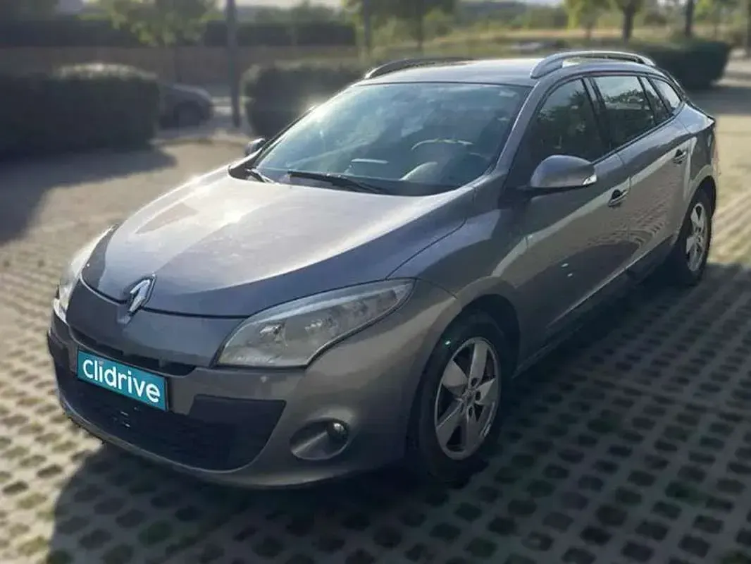 Usado Renault Mégane Dynamique 131 CV (96 kW) 2010 Gris Utilitario