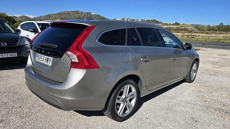Usado Volvo V60 Momentum 136 CV (100 kW) 2014 Beige Familiar