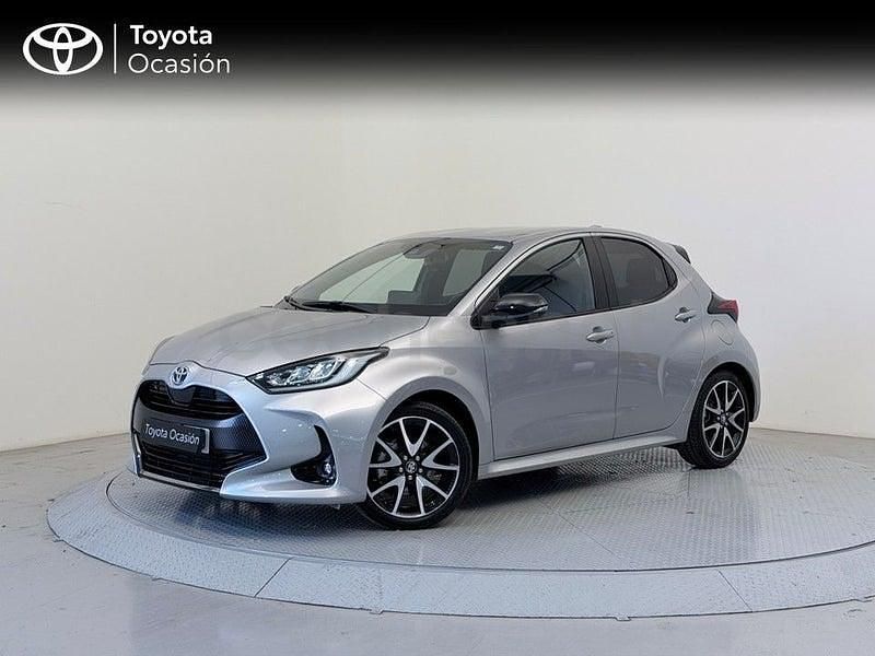 Usado Toyota Yaris Hybrid Style 116 CV (85 kW) 2022 Gris / plata Berlina