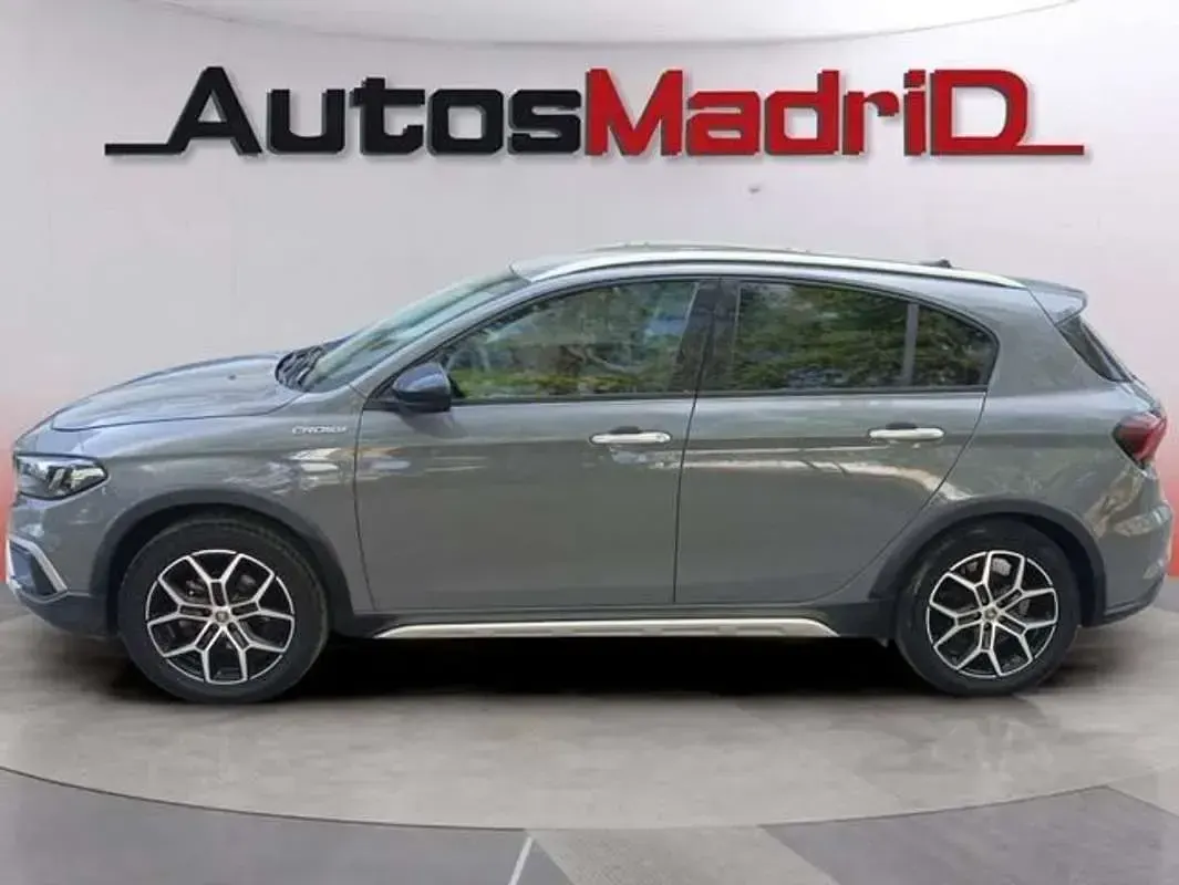 Usado Fiat Tipo Cross 101 CV (74 kW) 2022 Gris Familiar