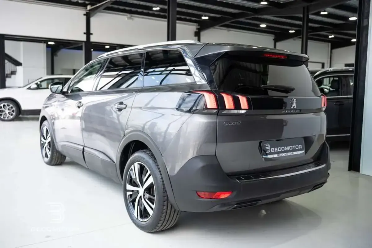 Usado Peugeot 5008 Allure 130 CV (95 kW) 2019 Gris SUV