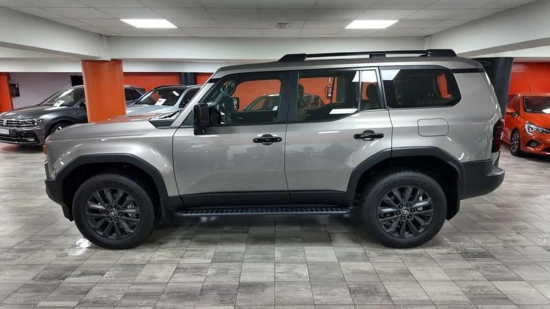 Używany Toyota Land Cruiser 207 KM (152 kW) 2025 Srebrny SUV