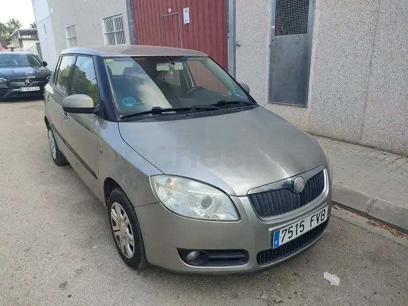 Usado Skoda Fabia 80 CV (58 kW) 2007 Gris / plata Familiar