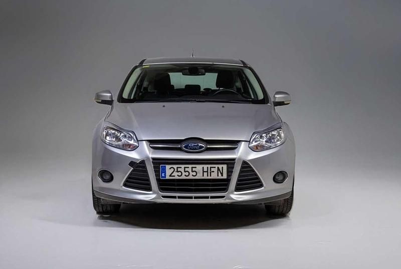 Usado Ford Focus Trend 105 CV (77 kW) 2011 Plateado Utilitario
