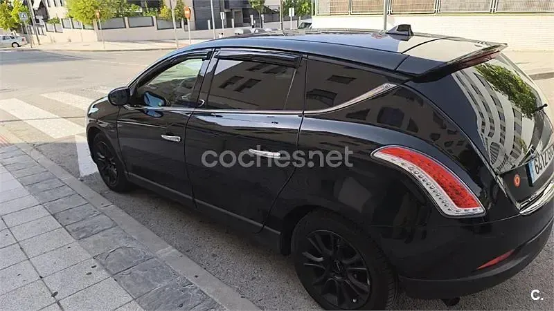 Usado Lancia Delta 120 CV (88 kW) 2010 Negro Utilitario