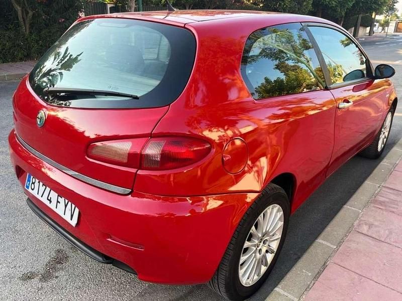 Usado Alfa Romeo 147 Impression 105 CV (77 kW) 2007 Rojo Utilitario