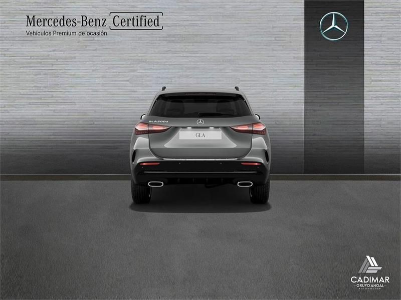 Usado Mercedes GLA200 150 CV (110 kW) 2025 Gris / plata SUV