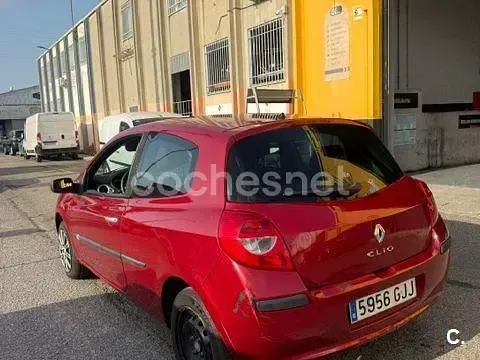 Usado Renault Clio II 75 CV (55 kW) 2008 Granate Berlina