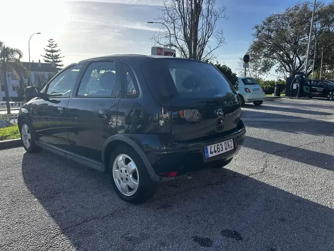 Usado Opel Corsa Enjoy 69 CV (50 kW) 2005 Negro Utilitario