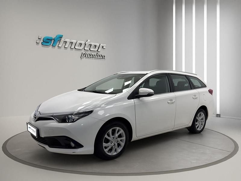 Usado Toyota Auris Touring Sports Active 116 CV (85 kW) 2015 Blanco Familiar