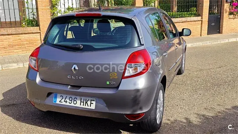 Usado Renault Clio IV Evolution 105 CV (77 kW) 2012 Gris / plata Berlina