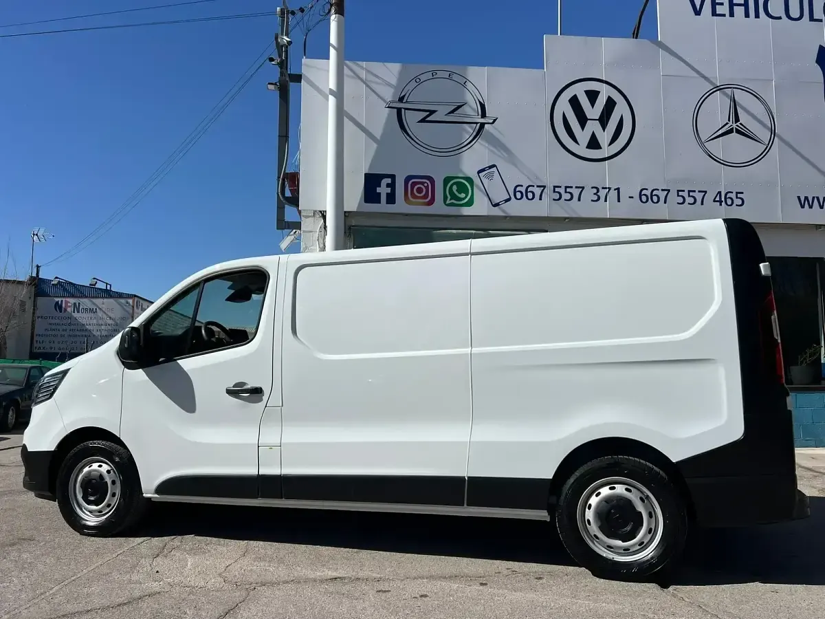 Usado Renault Trafic 110 CV (80 kW) 2024 Blanco Monovolumen