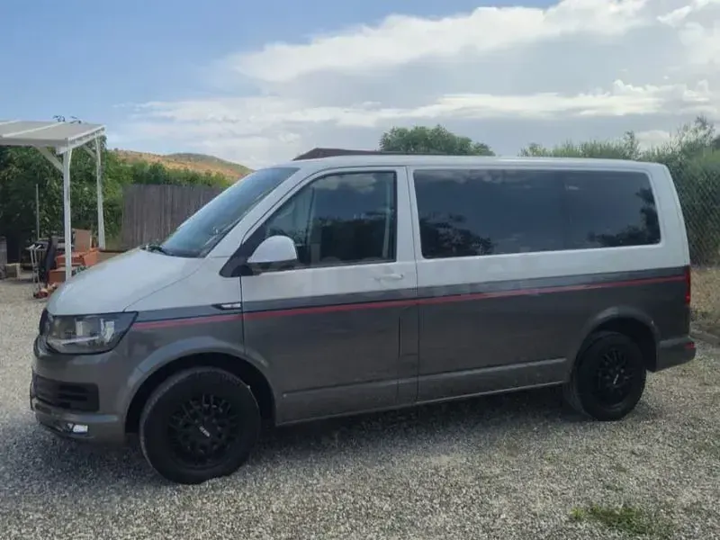 Usado VW Caravelle Comfortline 150 CV (110 kW) 2016 Gris / plata Van