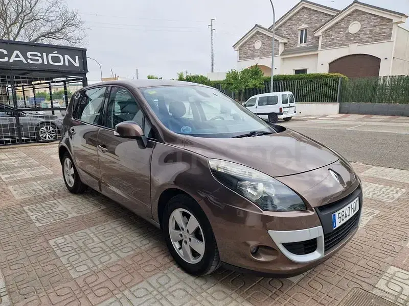 Usado Renault Scénic Dynamique 110 CV (80 kW) 2011 Beige Monovolumen