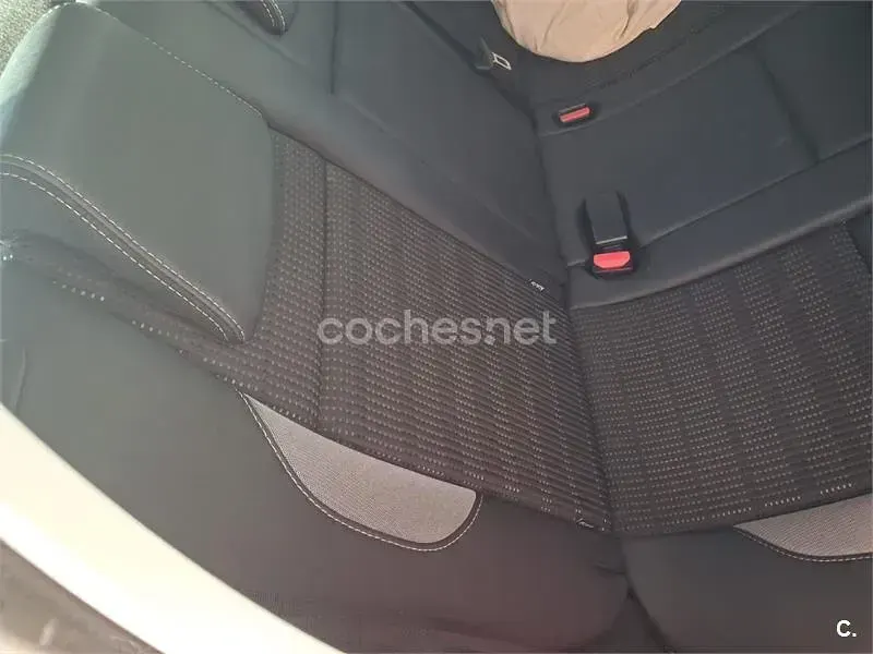 Usado Peugeot 2008 Allure 110 CV (80 kW) 2018 Rojo SUV