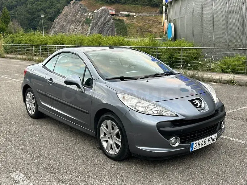 Usado Peugeot 207 CC 120 CV (88 kW) 2008 Gris / plata Descapotable