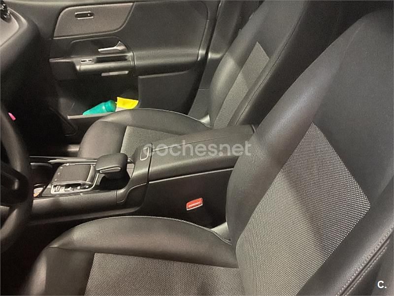 Usado Mercedes B180 109 CV (80 kW) 2019 Gris / plata Monovolumen