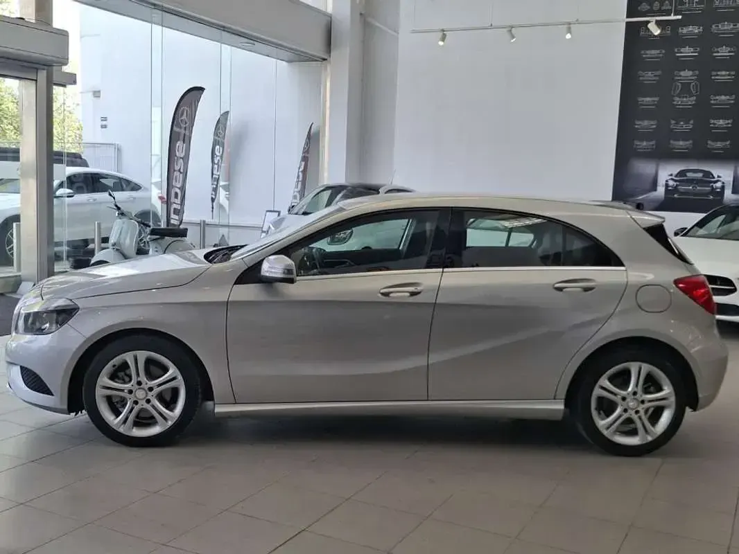 Usado Mercedes A180 Urban 122 CV (89 kW) 2012 Gris Utilitario