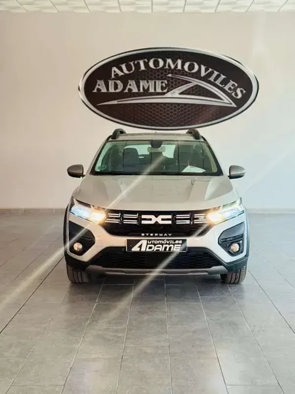Usado Dacia Sandero Essentiel 91 CV (66 kW) 2023 Gris Utilitario