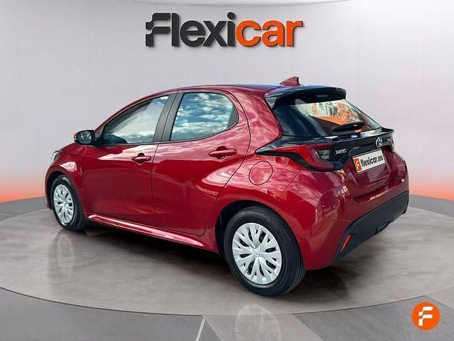 Usado Toyota Yaris Hybrid Style 116 CV (85 kW) 2022 Rojo Berlina