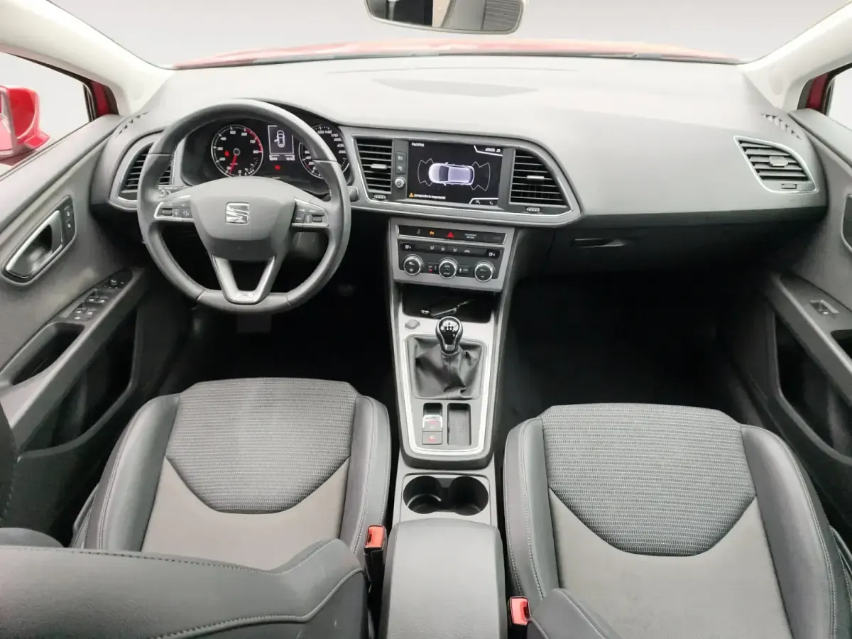 Usado Seat Leon Style 130 CV (95 kW) 2020 Granate