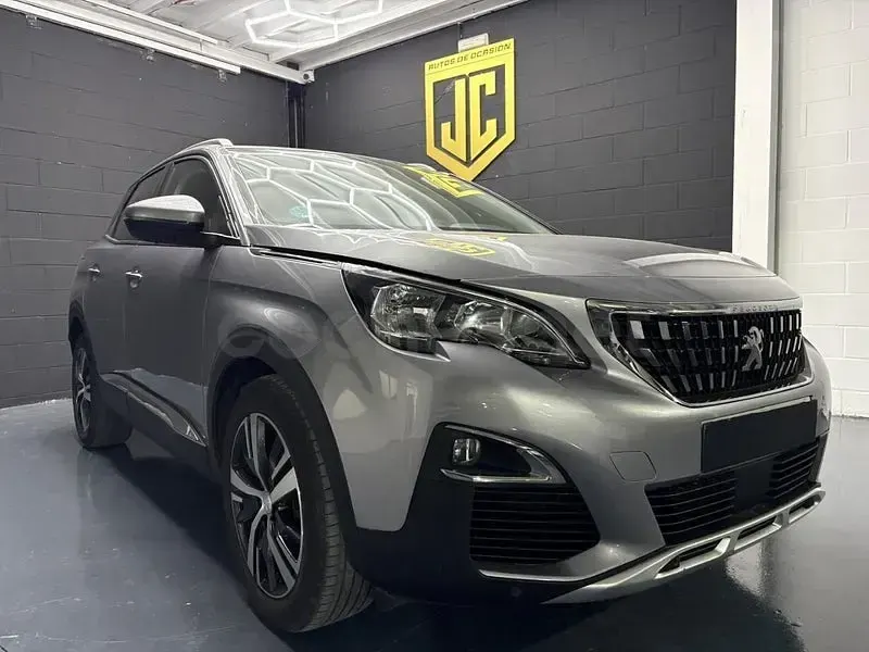 Usado Peugeot 3008 Allure 130 CV (95 kW) 2021 Gris / plata SUV