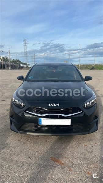 Usado Kia Ceed Style 100 CV (73 kW) 2024 Negro Utilitario