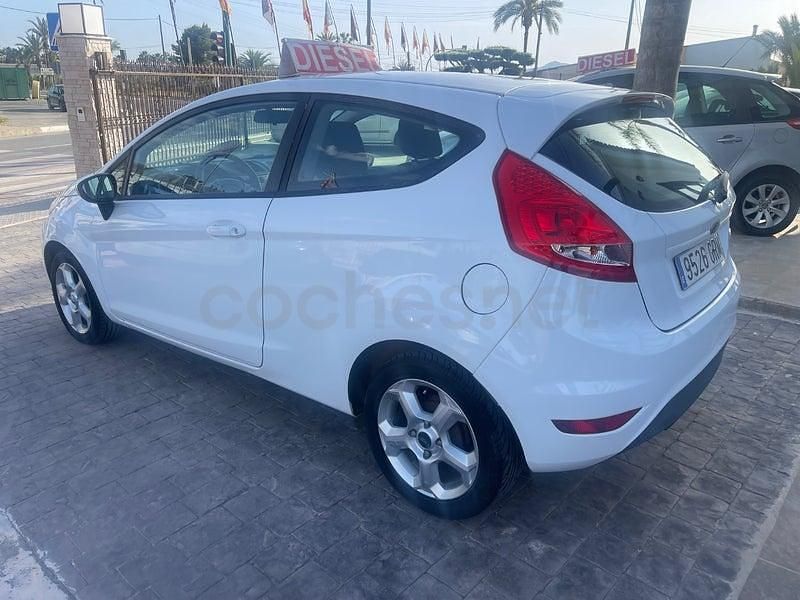 Usado Ford Fiesta Trend 68 CV (50 kW) 2009 Blanco Berlina