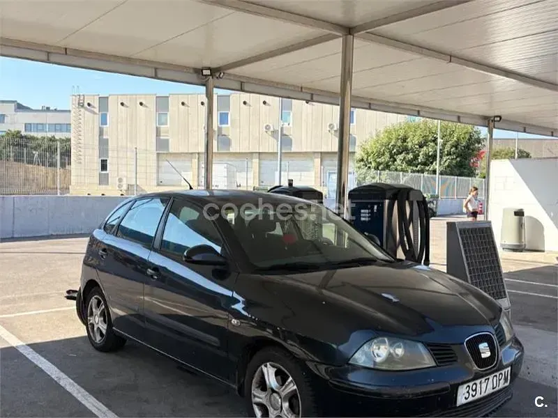 Usado Seat Ibiza Fresh 100 CV (73 kW) 2005 Negro Utilitario