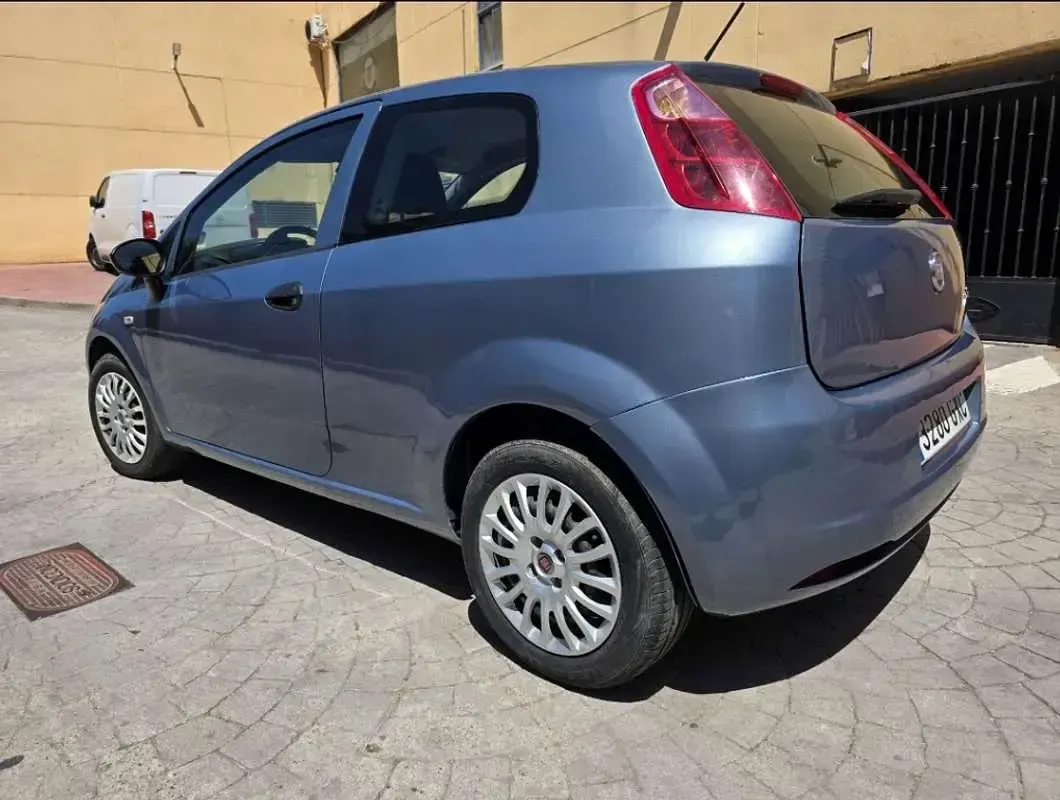 Usado Fiat Grande Punto Active 65 CV (47 kW) 2010 Azul Utilitario
