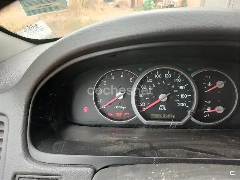 Usado Kia Carnival EX 144 CV (105 kW) 2004 Gris / plata Monovolumen