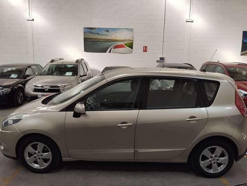 Usado Renault Scénic III Dynamique 106 CV (77 kW) 2009 Plateado Monovolumen