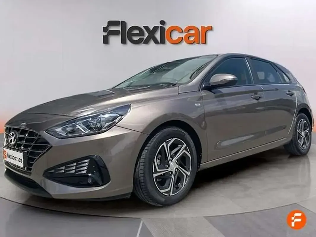 Usado Hyundai i30 110 CV (80 kW) 2023 Marrón Utilitario