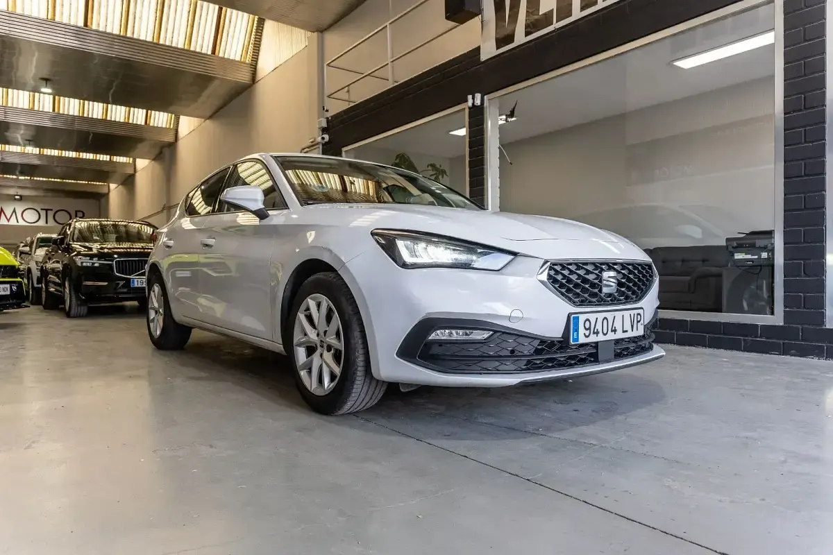 Usado Seat Leon Style 110 HP (80 kW) 2022 Branco Sedan